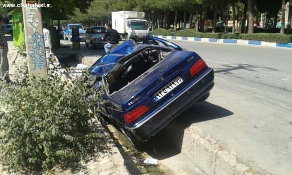 افتادن خودوری پژو پارس به درون جدول در یاسوج