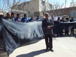 اعتراض جمعی از باغداران روستاهای تل سیاه و سرمور مقابل فرمانداری دنا