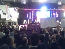 از شال‌های بنفش بر گردن حضار تا شعار زندانیان سیاسی