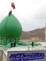 نصب پرچم حرم امام حسین (ع) بر بارگاه امام زاده سید محمد شهر سی سخت+تصاویر 