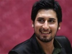 افتخار می کنم که ترانه هایم مورد تایید رهبری است/سه ترانه جدید با مضمون سیاسی در دست تولید دارم/گلایه از برخی رسانه‌ها