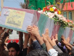 
تشییع فرزندان روح الله بر روی دستان مردم قدرشناس یاسوج+تصویر
